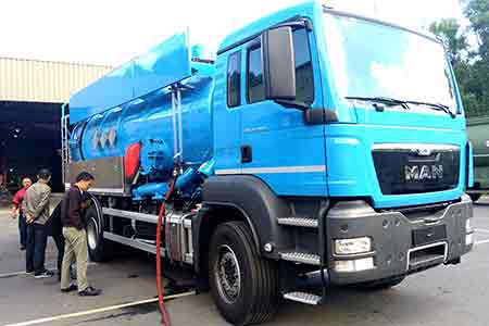 肯富来YABOCOM·（中国）官方网站在市政行业吸污车使用现场